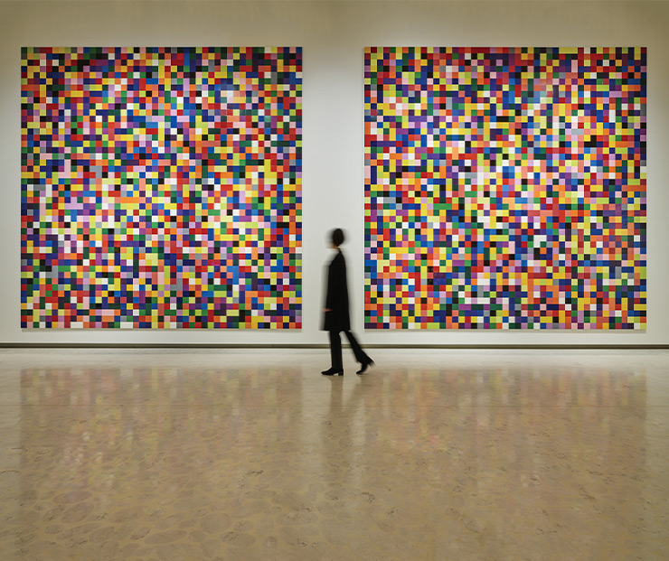 에스파스 루이 비통 서울에서 전시 중인 <4900가지 색채(4900 Colours)>는 총 11개 중 9번째 버전이다. 리히터는 1970년대부터 <컬러 차트> 작업 등을 통해 자신의 주관성과 영향력을 제거해왔다. 작가는 일부 규칙을 정의할 뿐이고, 작품의 설치 또는 색상 배열 등은 전시자 혹은 작품에 달려 있다.