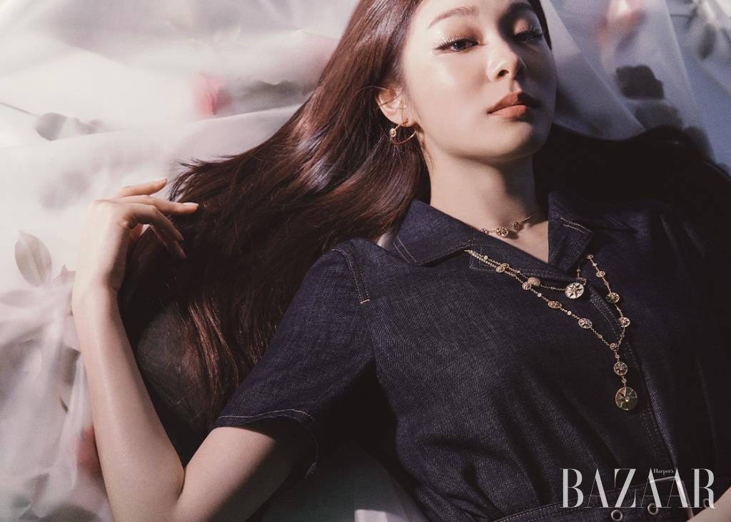 ‘로즈 드 방’ 컬렉션의 후프 이어링, 레이어드해 연출한 두 개의 네크리스는 모두 Dior Joaillerie. 데님 블라우스는 Dior.