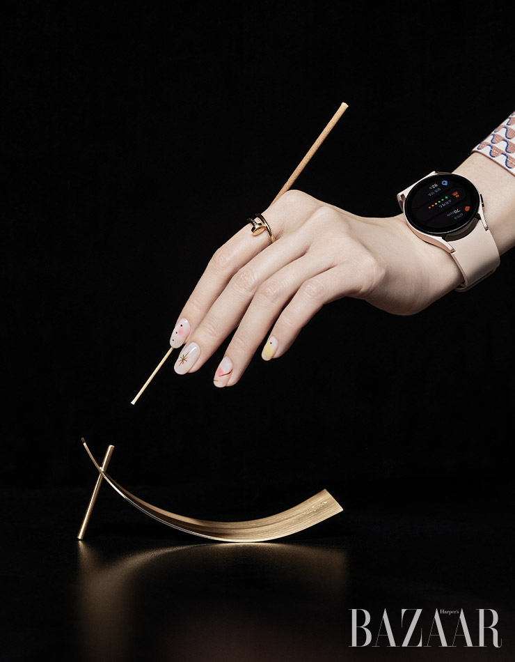 갤럭시 워치4, 핑크 골드 스마트 워치는 Samsung. 못으로부터 영감을 받은 ‘저스트 앵 끌루 링’은 Cartier. 