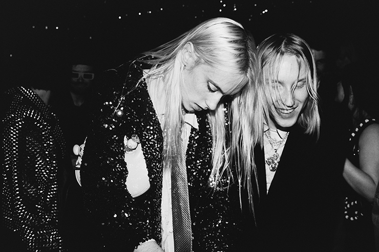 셔츠와 느슨한 넥타이, 에디 특유의 멘즈 룩을 입은 게스트들.