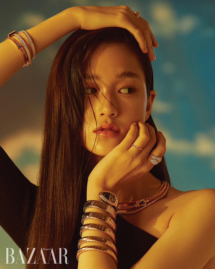 오른손 검지에 낀 ‘피아제 선라이트’ 반지는 Piaget. 오른팔에 착용한 골드 비즈와 다이아몬드의 조화가 돋보이는 ‘빼를리 다이아몬드’ 뱅글은 2천9백만원대 Van Cleef & Arpels. 라운드 브릴리언트 다이아몬드가 장식된 ‘티파니 T1 와이드 풀 다이아몬드 힌지드’ 뱅글은 Tiffany & Co.. 불가리 더블 로고가 장식된 ‘비제로원’ 팔찌는 5백만원대 Bvlgari. 왼손 검지에 낀 ‘쎄뻥 보헴 투헤드’ 반지는 1천만원대 Boucheron. 약지에 낀 ‘토르사드 드 쇼메 웨딩’ 반지는 3백만원대 Chaumet. 왼팔에 착용한 뱀으로부터 영감을 받은 ‘세르펜티 투보가스’ 시계는 4천3백만원대 Bvlgari. 옐로 골드에 다이아몬드가 세팅된 ‘포스텐’ 목걸이는 Fred. 컷아웃 점프수트는 Alaïa.