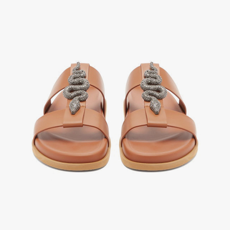 크리스털 장식 가죽 슬라이드는 약 1백10만원대 Valentino Garavani by Matchesfashion