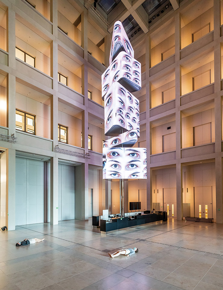훔볼트 포럼의 입구 홀에서 '무빙 더 포럼' 프로젝트의 리허설이 진행 중이다. Copyrights: Stiftung Humboldt Forum im Berliner Schloss / Photo: David von Becker