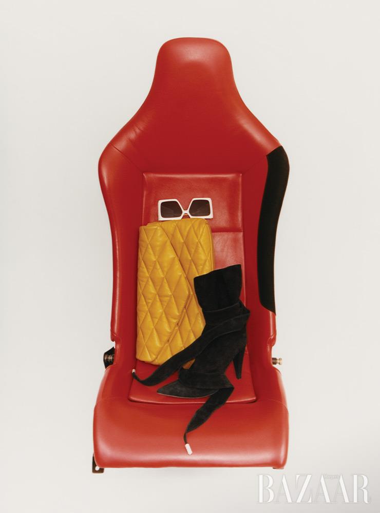 클러치는 Saint Laurent by Anthony Vaccarello. 선글라스는 Dior. 부츠는 Alexandre Vauthier.