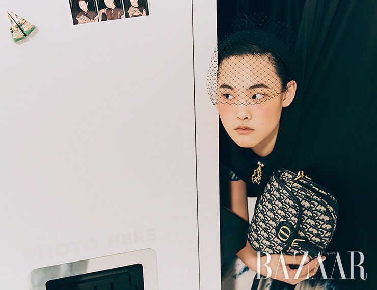 타이다이 드레스, 헤어밴드, 산호초 목걸이, ‘자카드 미디움 디올 바비’ 백, 스타킹, 슈즈는 모두 Dior.
