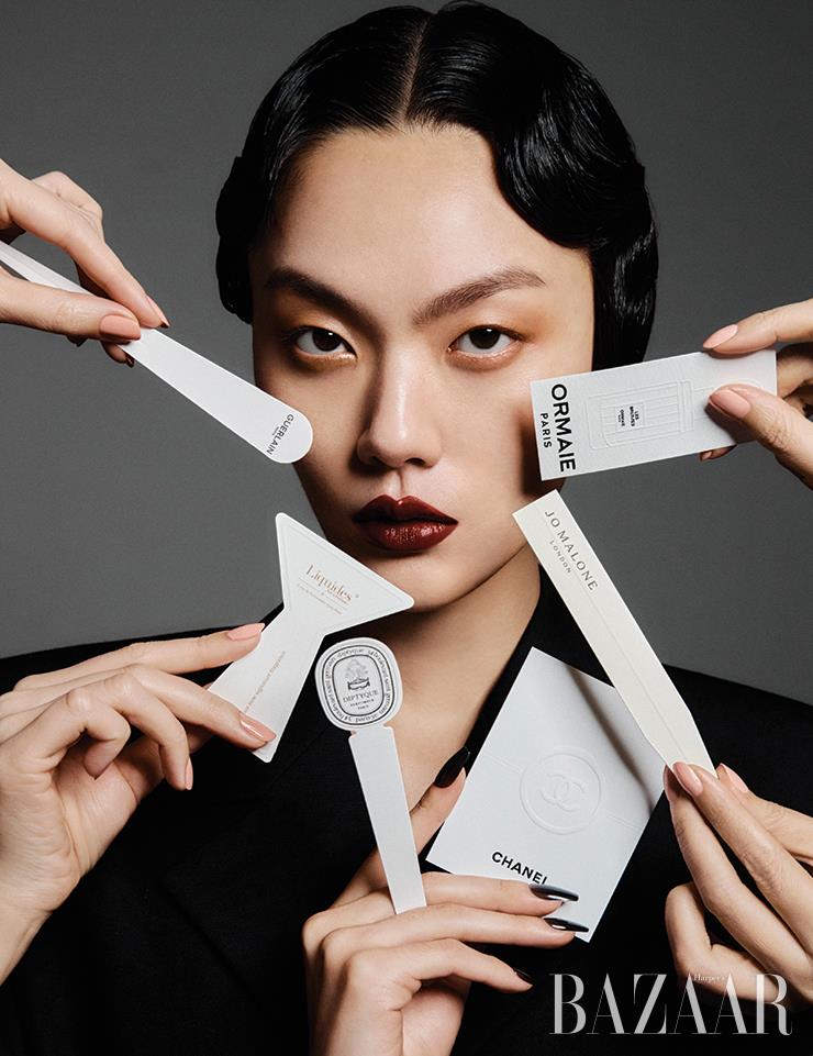 재킷은 Versace.