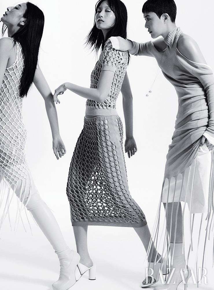 노아가 입은 피시넷 프린지 드레스, 이너 드레스는 모두 Off-White. 사이하이 부츠는 2백39만원 Bottega Veneta. 도현이 입은 피시넷 니트 톱은 2백49만원, 스커트는 2백만원, 반지는 77만원 모두 Fendi. 뮬은 Balenciaga. 소현이 입은 니트 프린지 톱은 3백40만원, 레더 쇼츠는 3백40만원, 목걸이는 1백3만원, 부츠는 1백76만5천원 모두 Bottega Veneta.