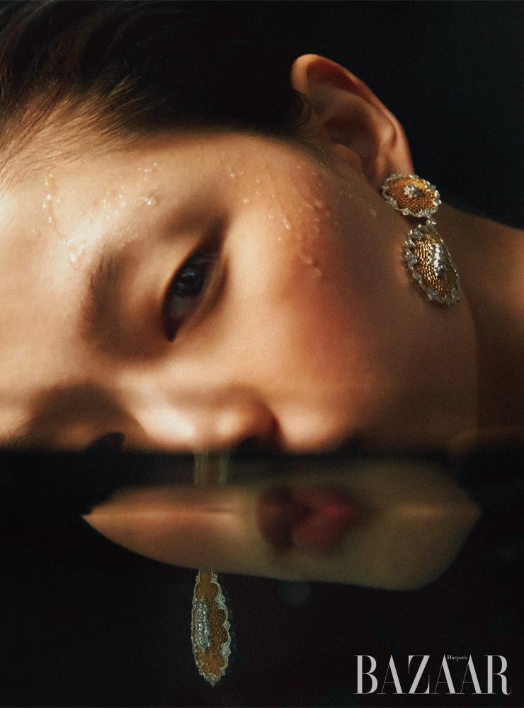 옐로와 화이트 골드에 라운드 브릴리언트 컷 다이아몬드가 섬세하게 세팅된 ‘튈(Tulle)’ 귀고리는 1억1천만원대 Buccellati.