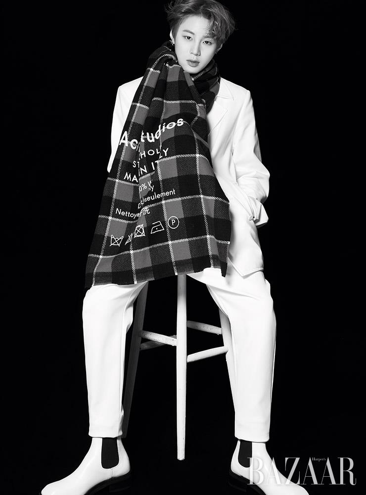 수트는 Guy Laroche. 체크 머플러는 Acne Studios. 앵클부츠는 Humant. 