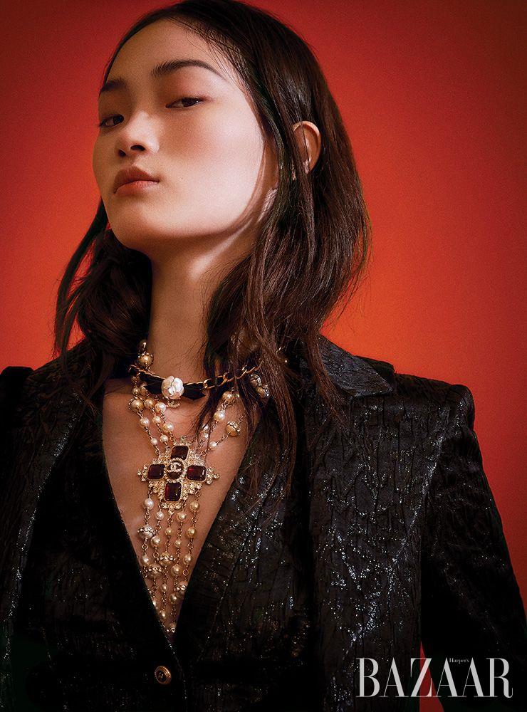자카드 소재 베스트, 재킷, 크리스털 드롭 목걸이, 리본 장식 목걸이는 모두 Chanel.