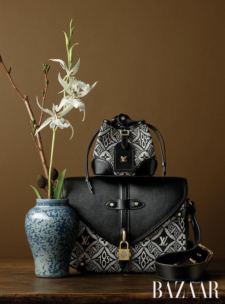 미니 버킷 형태의 ‘노에 퍼스’ 백, 잠금 장식이 멋스러운 ‘네오 사뮤르’ 숄더백은 Louis Vuitton.