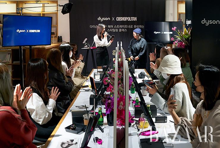 클래스 참석자들은 다이슨 코랄™ 헤어 스트레이트너를 자유롭게 사용하며 본인만의 헤어 스타일을 찾는 시간을 가졌다.