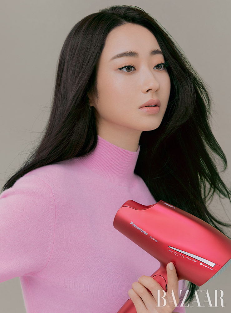 핑크 캐시미어 톱은 Je Ne Sais Quoi. 나노케어 헤어 드라이어(NA98)는 Panasonic.