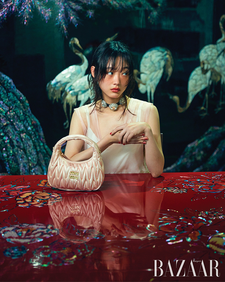 시스루 드레스, 크리스털 펜던트 초커, 새틴 소재의 ‘미우 완더’ 백은 모두 Miu Miu. 이너 슬립은 스타일리스트 소장품.