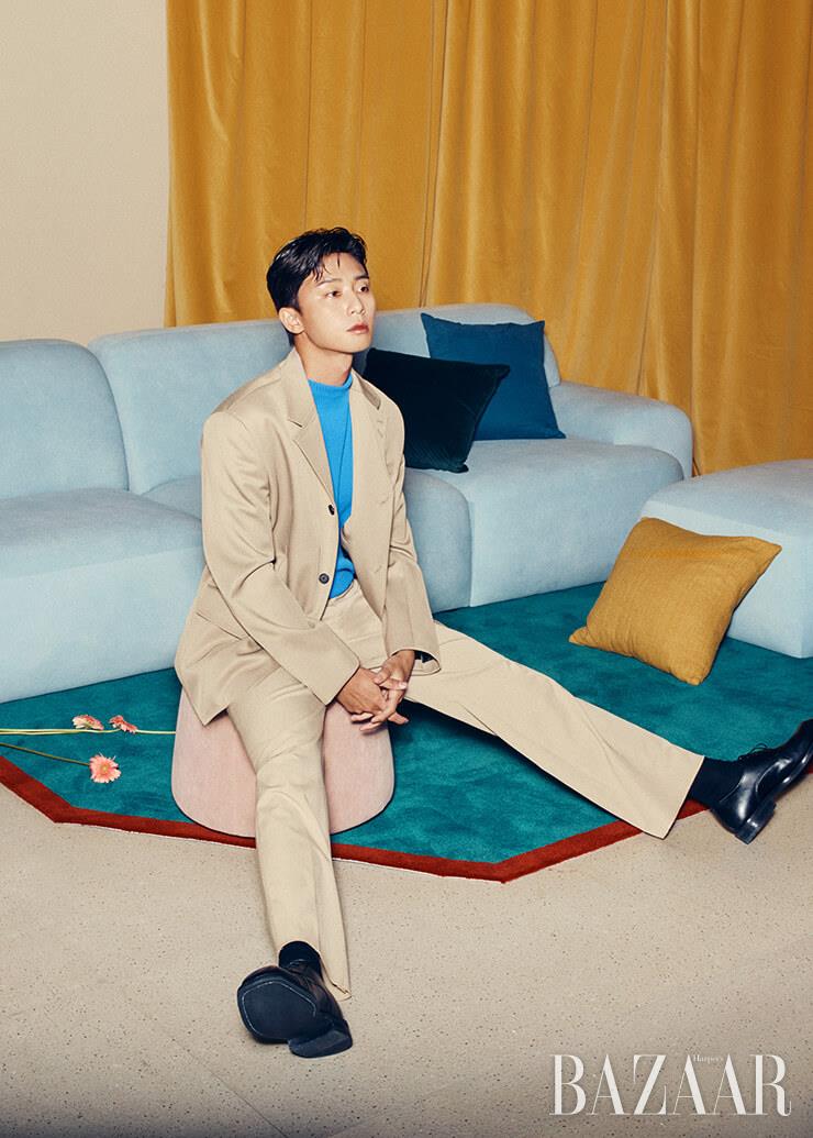 이너웨어는 Cos. 자켓은 S.T.U. 팬츠는 스타일리스트 소장품. 슈즈는 Andersson Bell. 