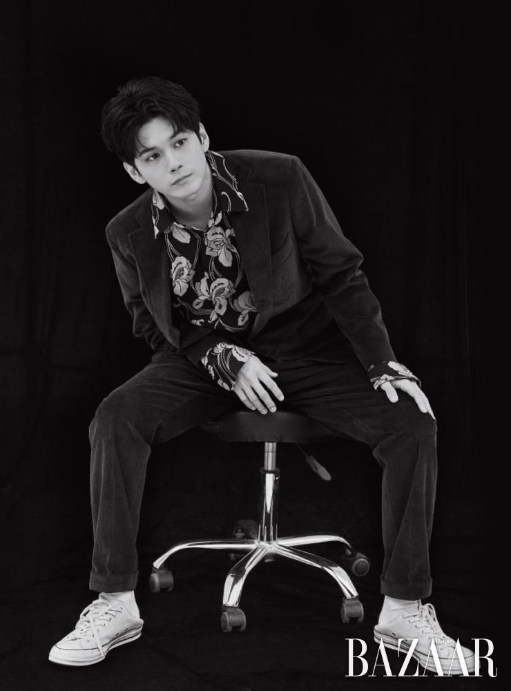 코듀로이 수트는 Man On The Boon. 플라워 셔츠는 Reiss. 스니커즈는 Converse.