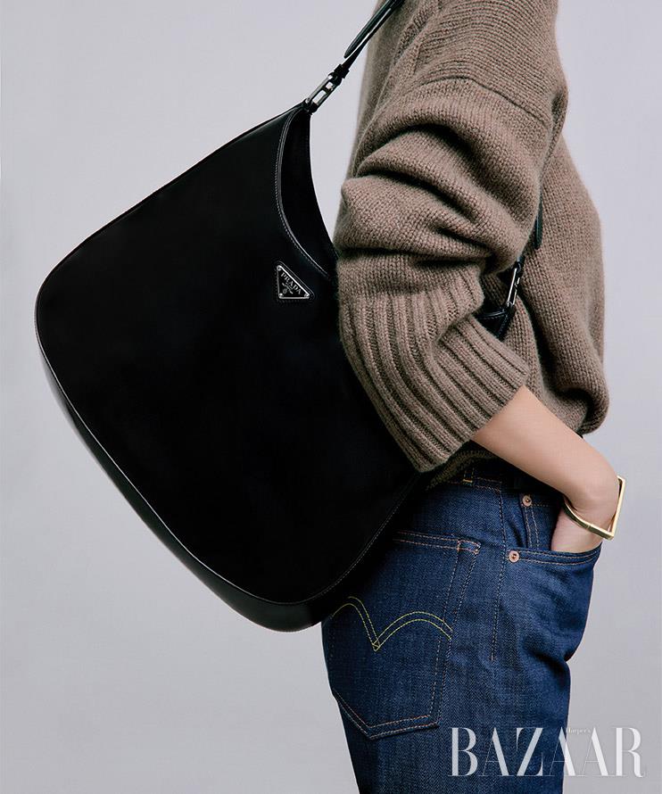 호보 백은 가격 미정 Prada. 니트는 33만원대, 뱅글은 4만원대 모두 Cos. 팬츠는 25 만원대 Levi’s.