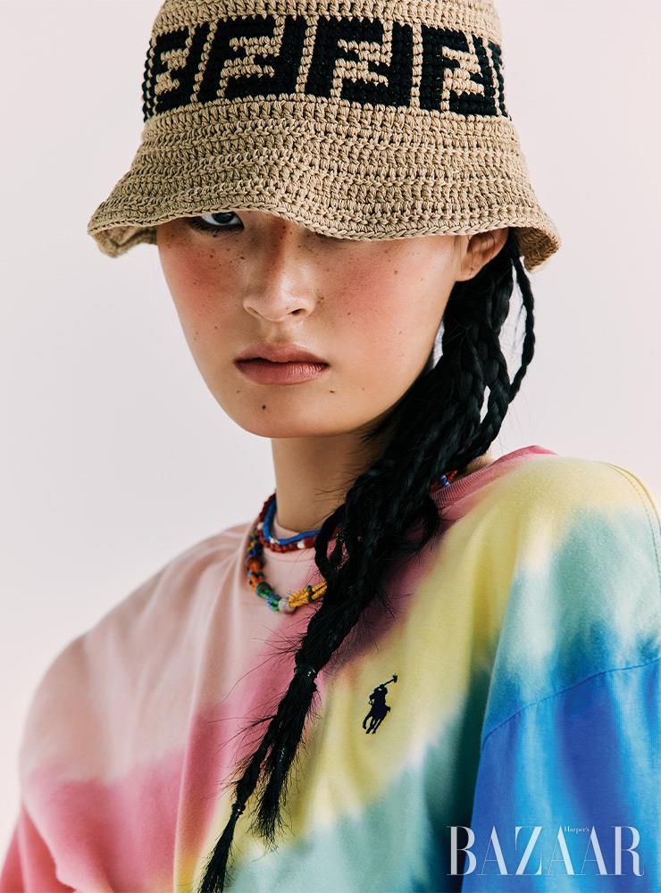 타이다이 티셔츠는 Polo Ralph Lauren. 코튼 모자는 1백만원대 Fendi. (위부터) 블루 컬러의 비즈 목걸이는 4만9천원 Vintage Hollywood. 산호석과 진주를 엮은 목걸이는 7만9천원 Fruta x Planforotherday. 플라워 모티프의 비즈 목걸이는 2만5천원 Zara.