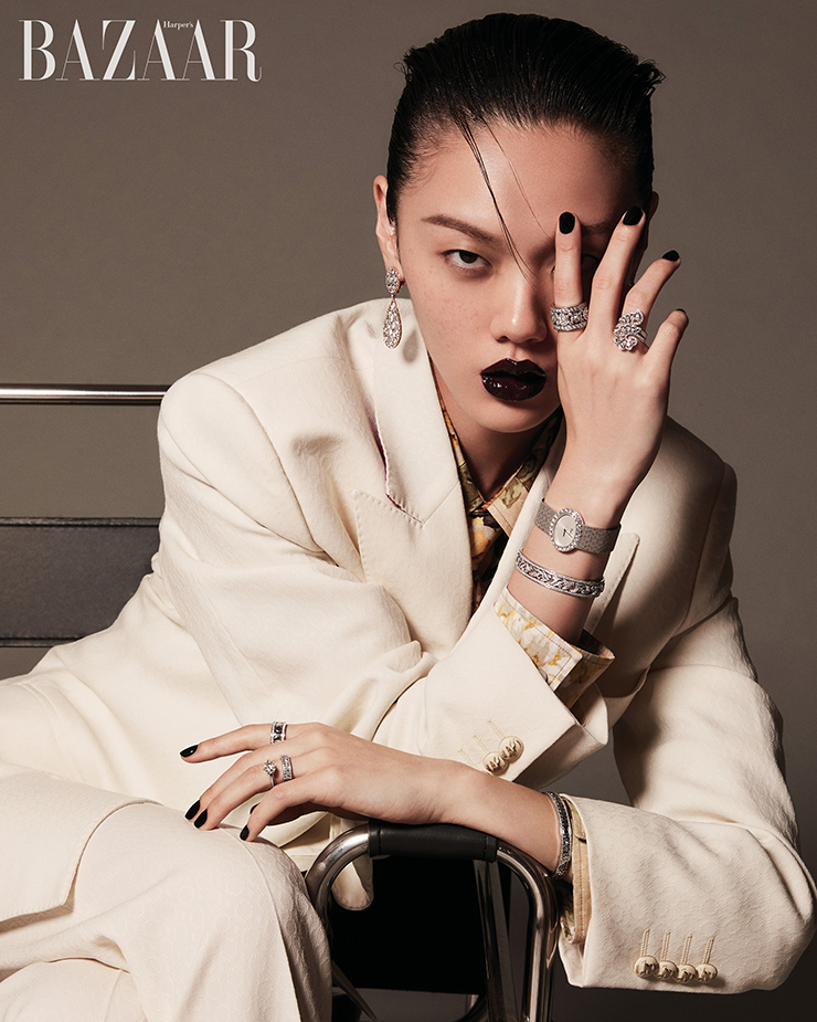 ‘라마지 펜던트’ 귀고리는 2천9백만원대 Buccellati. 오른손 검지에 착용한 ‘스노우플레이크’ 반지는 Van Cleef & Arpels. 약지에 착용한 ‘프레셔스 레이스’ 반지는 2천7백12만원대 Chopard. ‘익스트림리 레이디’ 시계는 Piaget. ‘로리에’ 팔찌는 6천5백만원대 Chaumet. 왼손 검지에 착용한 ‘벨 에포크 릴 다이아’ 반지, 약지에 착용한 ‘벨 에포크 다이아’ 반지, ‘벨 에포크 릴 다이아’ 팔찌는 모두 Damiani. 약지에 레이어링한 ‘티파니 세팅’ 반지는 Tiffany & Co.. 재킷, 팬츠는 Etro. 이너 셔츠, 타이는 Louis Vuitton.