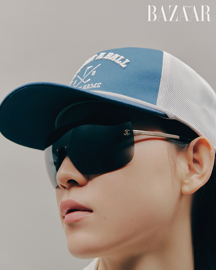볼 캡은 4만1천원 Adidas Golf. 선글라스는 Chanel.