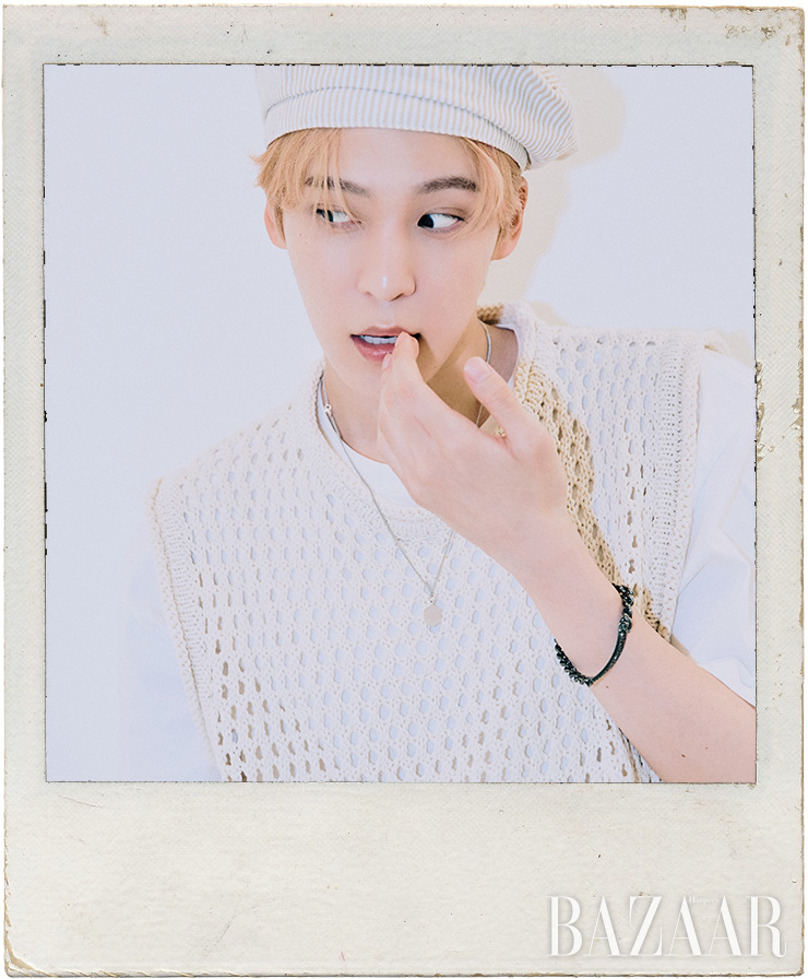 윤호가 입은 티셔츠는 Ali Benson. 메시 톱은 Moonsun. 베레는 Kangol.  목걸이는 Nonenon. 팔찌는 Dior. 