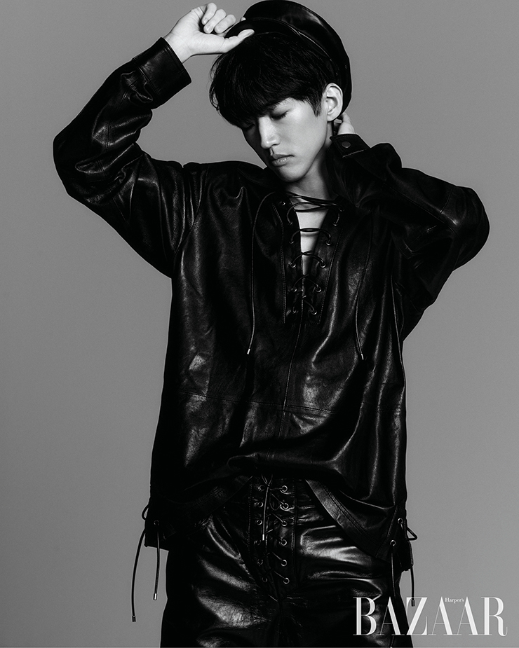 레더 톱, 팬츠는 Zara.