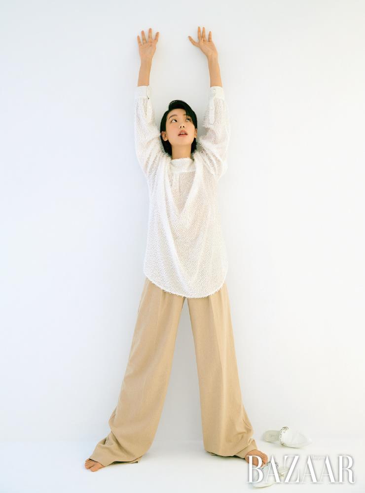 톱은 Jaybaek Couture. 팬츠는 MaxMara. 슬라이드는 Chanel. 