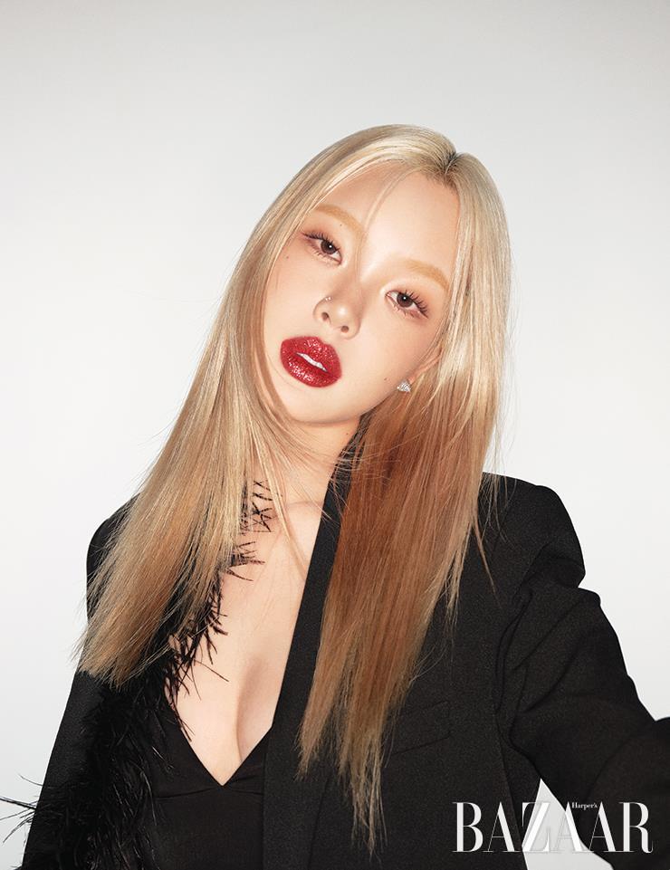  희주가 제안하는 첫 번째 룩은 글리터를 얹은 레드 립. 하트퍼센트 ‘도트 온 무드 젤 아이라이너 펜슬’ #04 그레이베이지로 오버 립을 그린 후 샤넬 ‘루쥬 알뤼르 렉스트레’ 864 테라코타 레드로 색을 입힌다. 여기에 바닐라코 ‘볼륨 립 플럼퍼’를 바른 후 골드루쓰 ‘네일 글리터’ 30 레드와 러비쉬 ‘프리미엄 네일 글리터’ 레드마그마골드를 섞어서 얹었다. 페더 장식 블레이저는 Michael Michael Kors. 귀고리는 Swarovski. 뷔스티에는 스타일리스트 소장품. 