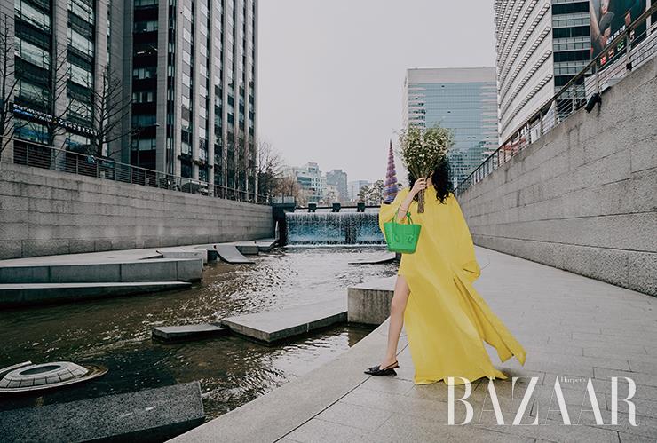 가운은 9백70만원, 이너 쇼츠는 1백60만원 Valentino. 뱅글은 Hermès. 러버 소재의 ‘아르코’ 백은 Bottega Veneta. 슬링백 슈즈는 Prada.