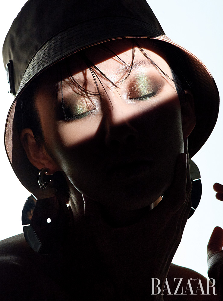 나일론 소재 버킷 해트는 Prada. 귀고리는 Burberry.