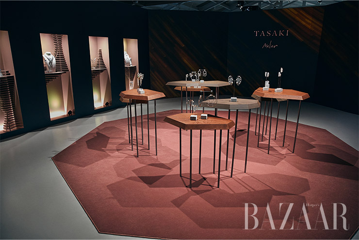  투명하고   찬란한   하이   주얼리의   아름다움을   선사하는   타사키   아틀리에   컬렉션 .