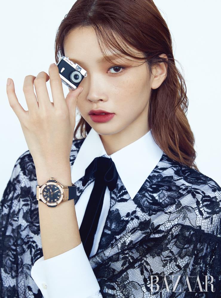 베젤에 세팅된 다이아몬드와 블랙 러버 스트랩이 돋보이는 38mm 사이즈의 ‘빅뱅 골드 블랙 다이아몬즈’ 워치는 Hublot. 레이스 케이프는 Prada.셔츠, 리본 타이는 Dolce & Gabbana. 