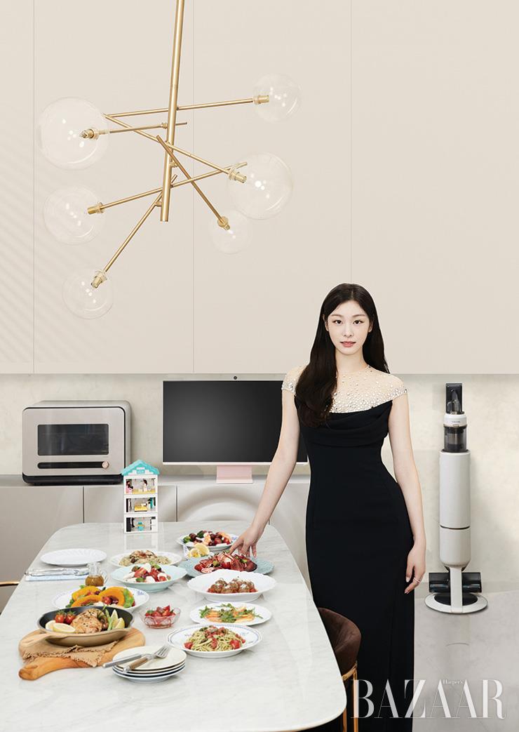 삼성 비스포크 제트, 비스포크 큐커, 스마트 모니터 M8는 모두 삼성전자. 블랙 드레스는 Jenny Packham by Soyoo Bridal.