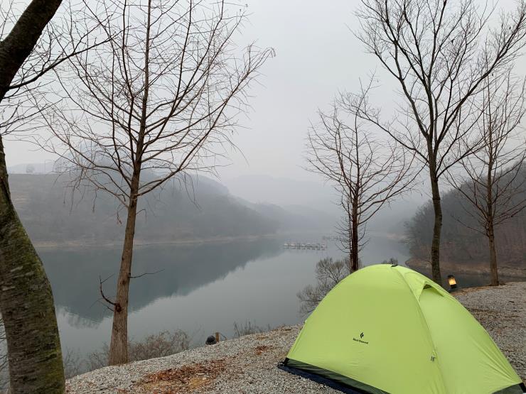 충주호를 내려다 보는 충주 카누 캠핑장