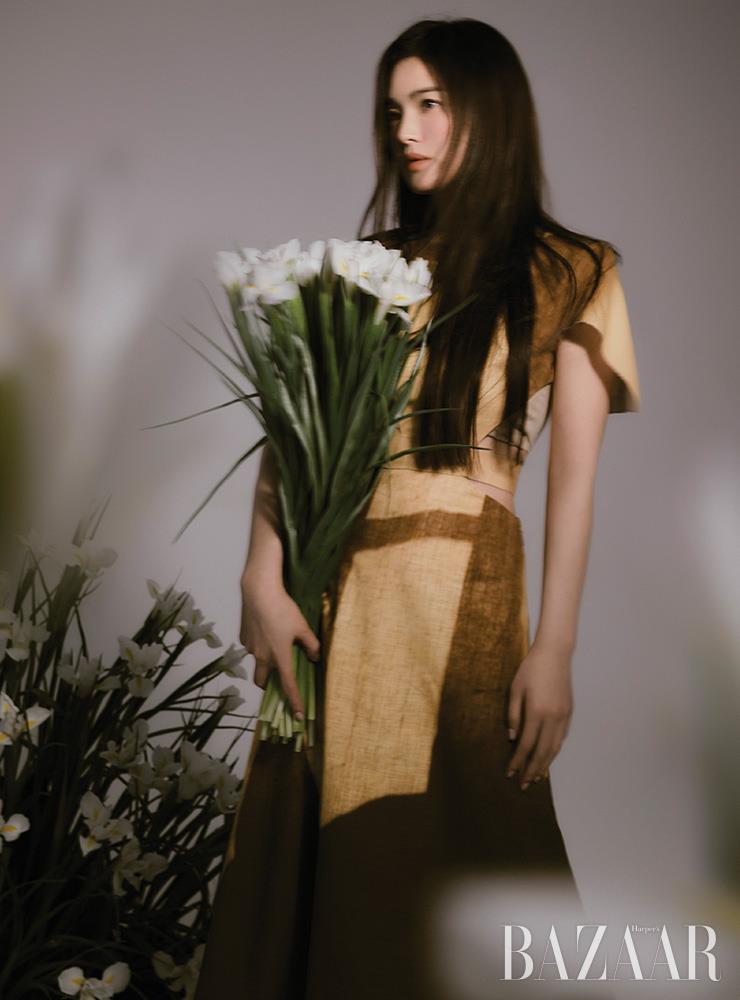 창가의 그림자를 프린팅한 드레스는 3백만원대 Fendi.