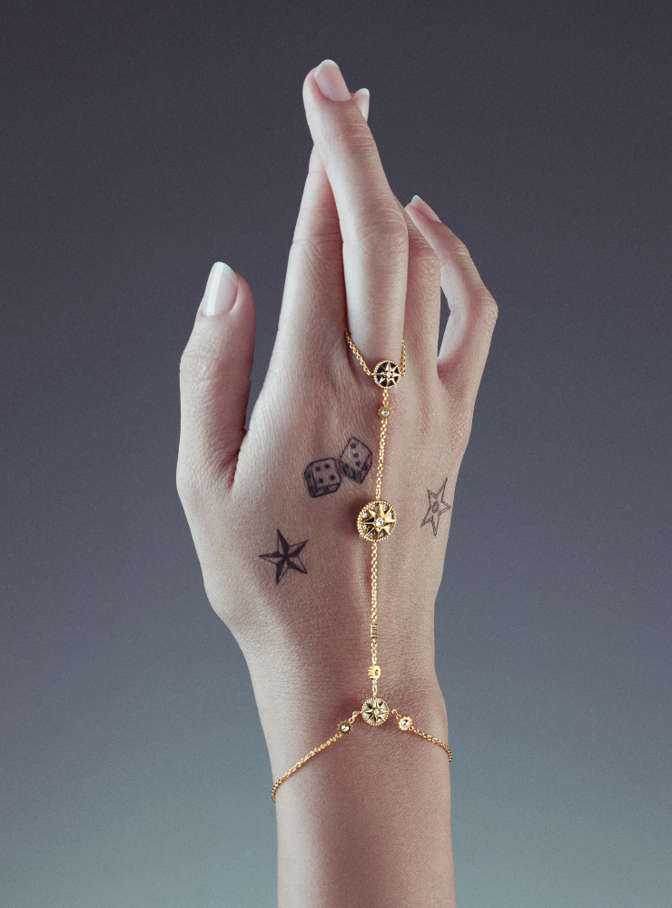 팔찌와 반지가 연결된 유니크한 디자인의 ‘로즈 드 방’ 핸드 주얼리는 Dior Fine Jewellery.
