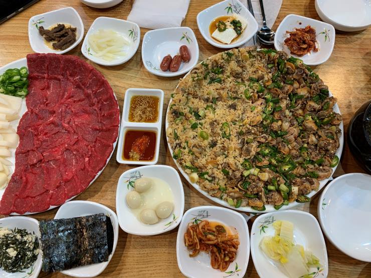 꼬막무침비빔밥과 질 좋은 육사시미. 