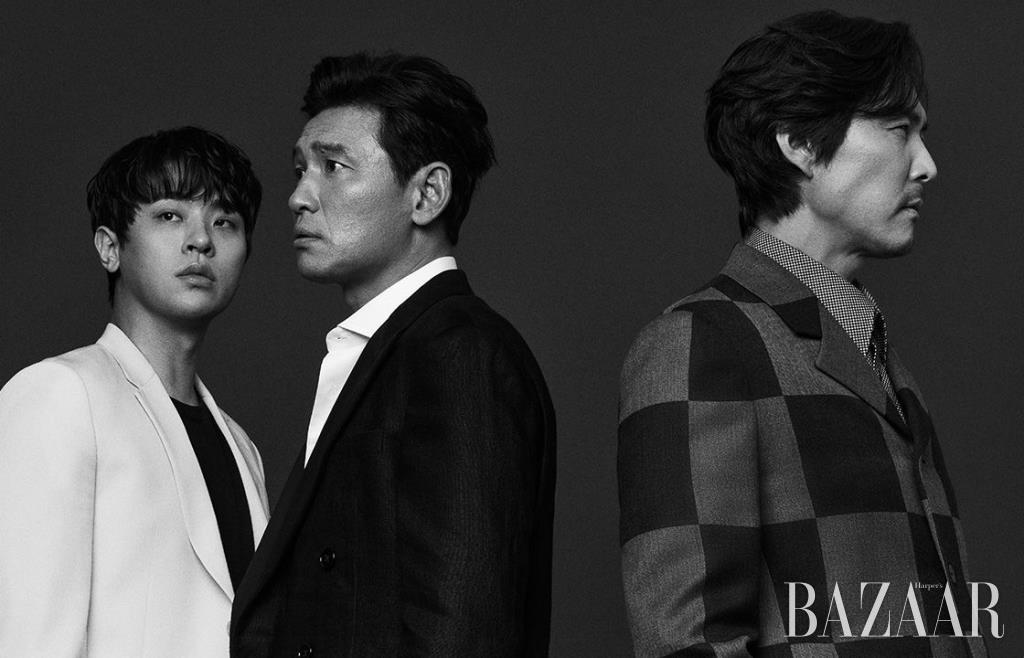 박정민이 입은 재킷은 Paul Smith. 티셔츠는 John Elliott. 황정민이 입은 재킷은 Ralph Lauren Purple Label. 셔츠는 Lansmere. 이정재가 착용한 재킷, 셔츠는 모두 Louis Vuitton.