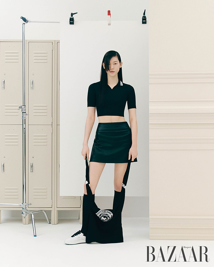 크롭트 폴로셔츠는 11만9천원 Lacoste. 스커트는 39만8천원 Southcape. 손에 들고 있는 니트 톱은 35만8천원 Pearly Gates. 니삭스는 가격 미정 Foot Joy. 골프화는 23만8천원 Le Coq Golf.