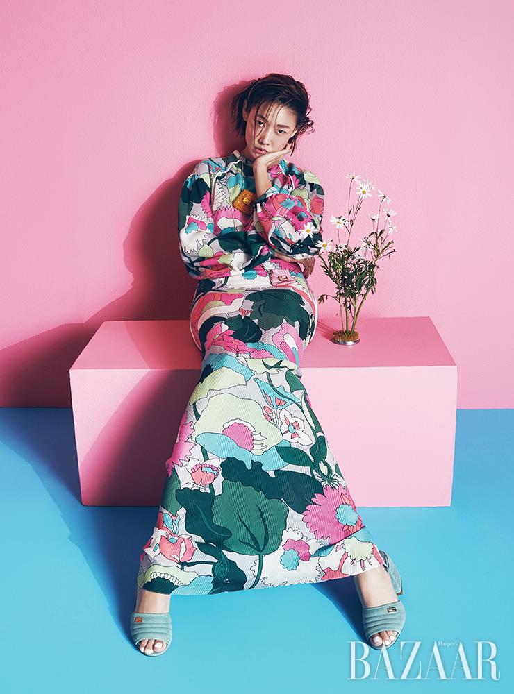 드레스, 목에 멘 ‘피코 바게트’ 백, 샌들은 모두 Fendi.