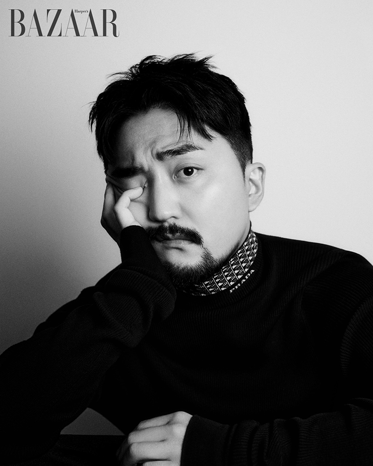 패턴 터틀넥은 Prada.