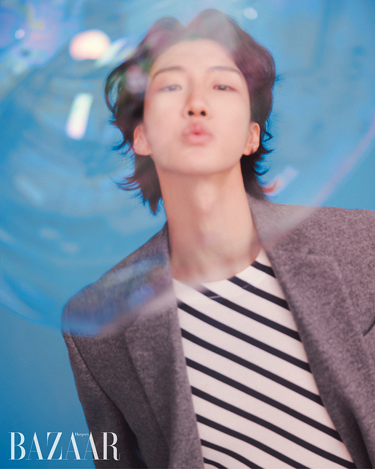 더블 브레스트 재킷은 2백40만원, 스트라이프 티셔츠 94만원, 팬츠는 1백60만원, ‘큐비’ 크로스보디 백은 2백60만원 모두 Loewe.