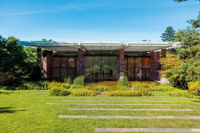 바이엘러 재단 미술관. 아트바젤 창립자인 에른스트 바이엘러 부부의 소장품을 토대로 설립한 미술관. 바이엘러 부부가 오랜 시간에 걸쳐 수집한 마네, 모네, 고흐, 칸딘스키, 피카소, 자코메티 등의 근현대미술 소장품들이 모여 있다. 현재는 볼프강 틸먼스의 개인전이 열리고 있다.