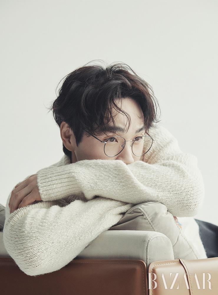 니트는 Dior Men. 안경은 Calin.