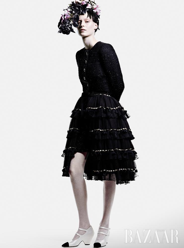 드레스, 오버스커트, 메리제인 슈즈는 모두 Chanel Haute Couture. 타이츠는 Falke.