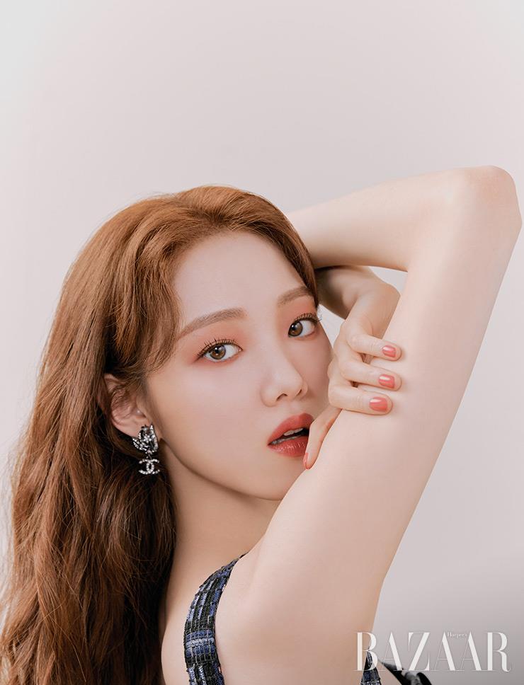 트위드 소재 드레스, 메탈, 스트라스 소재의 이어링은 Chanel.
