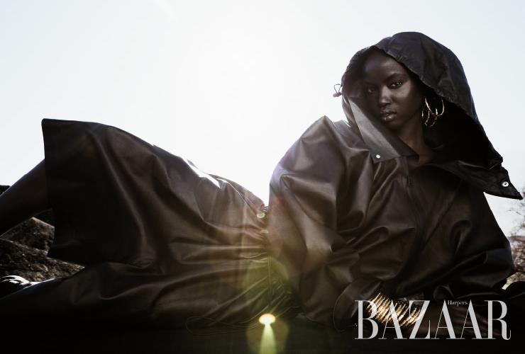 드레스는 Loewe. 샌들은 Alaia.