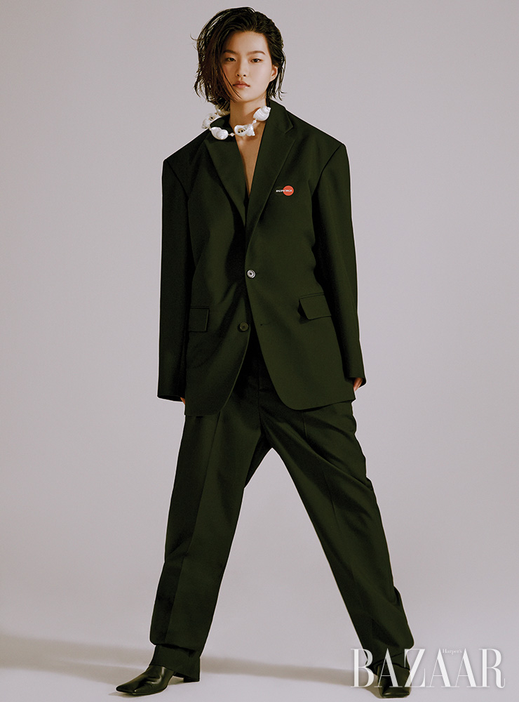 재킷, 팬츠, 앵클부츠는 모두 Balenciaga. 목걸이는 1백20만원대 Prada.