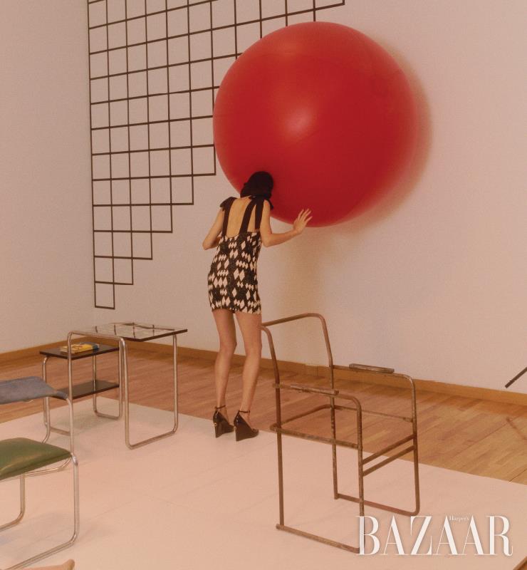  시퀸 미니 드레스는 H&M Conscious, 웨지 힐은 Valentino Garavani.