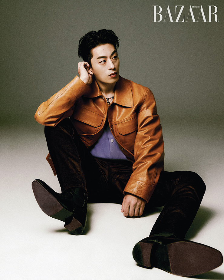 재킷, 셔츠는 Sandro Homme. 팬츠는 John Varvatos. 목걸이는 모두 Bell & Nouveau. 슈즈는 Allclassic.